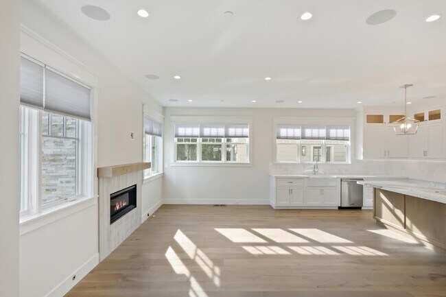 Building Photo - 261 E Bellevue Ave