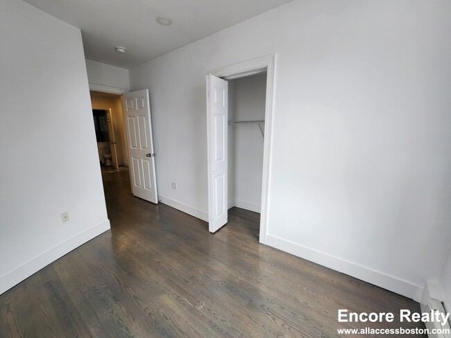 Building Photo - 44 Joy St