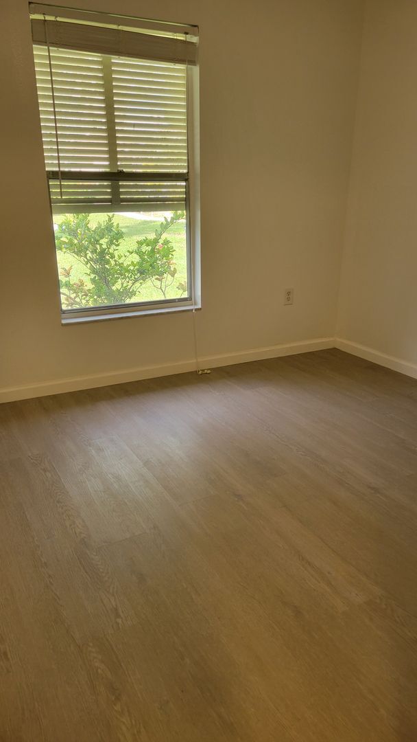 Building Photo - Annual unfurnished nicely renovated 2/2 villa near the Ringling Museum