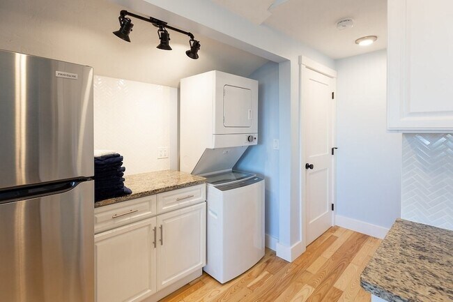 Building Photo - 18 Beach St