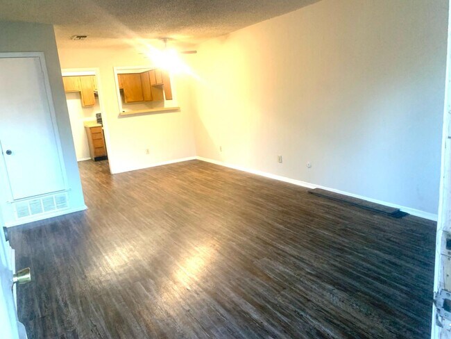 Building Photo - 420 Oakwood Ln