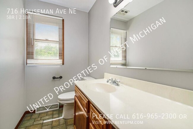 Building Photo - 716 Houseman Ave NE