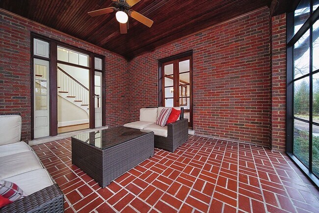 Building Photo - Stunning Tudor-style 4BR/3.5BA home in a prime, unbeatable location!