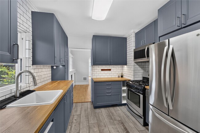 Building Photo - 423 Heman Dr