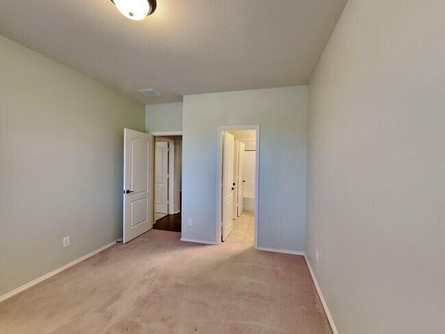 Building Photo - GORGEOUSE HOME IN A GATED COMMUNITY!