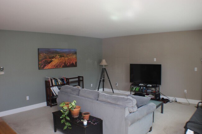 Building Photo - 3 Bedroom 2.5 Townhome