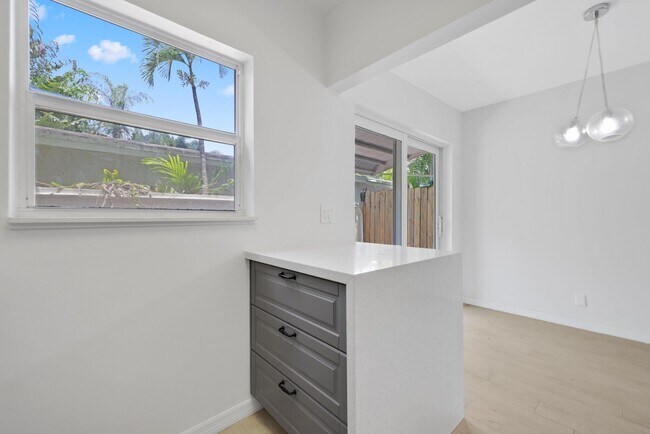 Building Photo - 609 NE 13th Ave