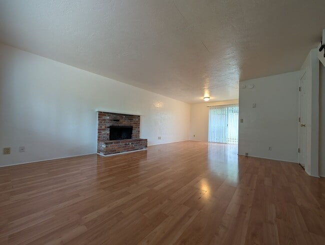 Building Photo - Great 2-Bedroom, 1.5 Bath Duplex in East Eugene!