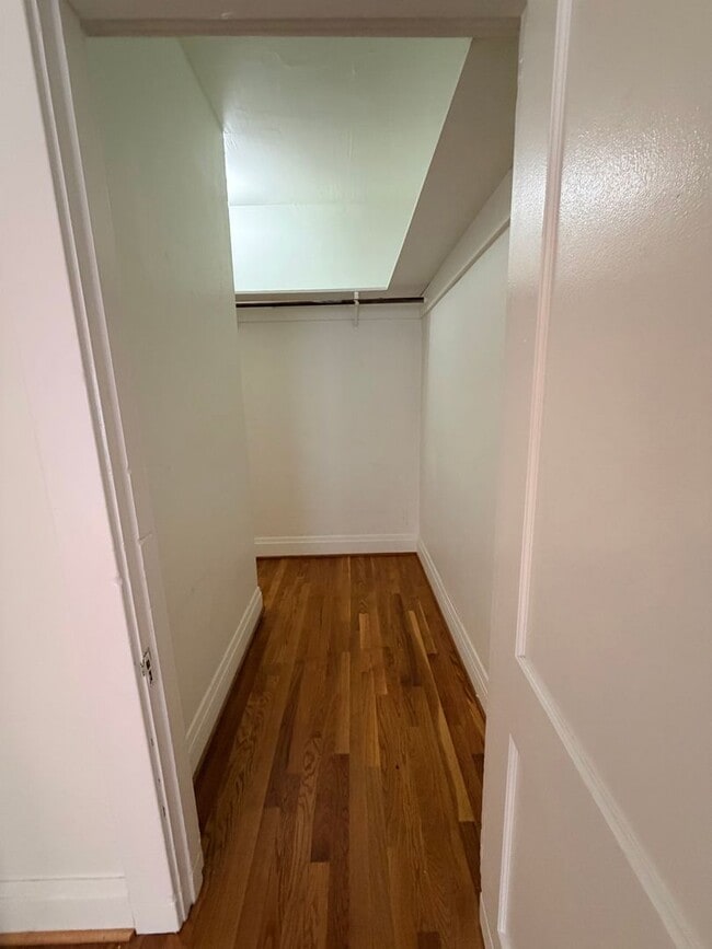 Building Photo - Studio Second Floor Unit Ladd's Addition/Hawthorne District