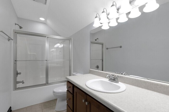 Building Photo - Spacious 3BR Townhome in Fayetteville