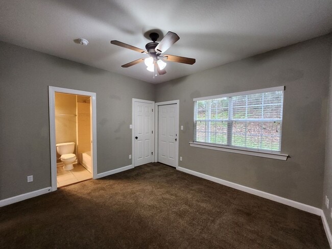 Building Photo - 3 bedroom townhome for rent right away, gated community, pool renting for $1450