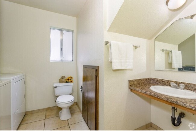 Building Photo - Spacious 4 Bedroom Townhomes in Chico