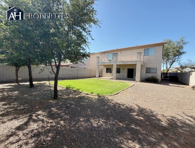 Building Photo - Large backyard Home in Surprise