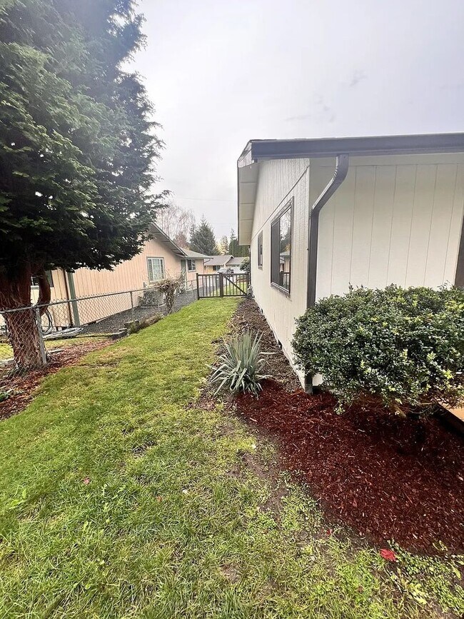 Building Photo - Rambler Golf Course View 3bd 2bath Avail. March 6th