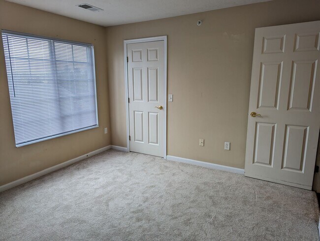 Building Photo - AVAILABLE SOON - Convenient 2 Bed/2 Full Bath Condo in Beavercreek!