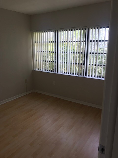 Building Photo - 10411 N Kendall Dr
