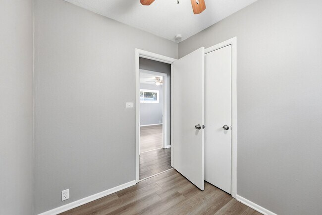 Building Photo - Don't Miss Out on This Charming 3 Bed, 1 Bath Home in South Kansas City!