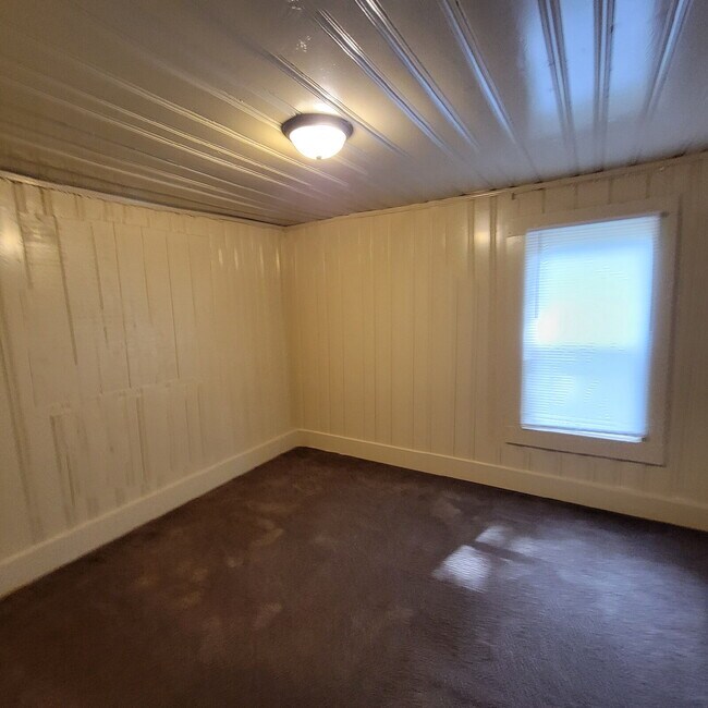 Building Photo - Spacious 3 bedroom