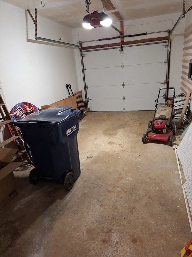 Building Photo - 227 Juneway Terrace