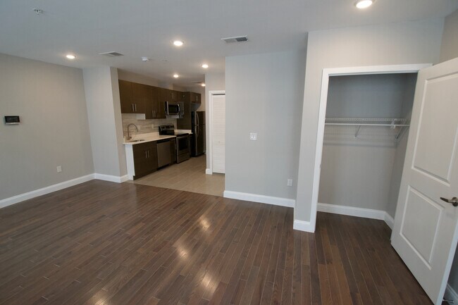 Building Photo - 1426 Callowhill St