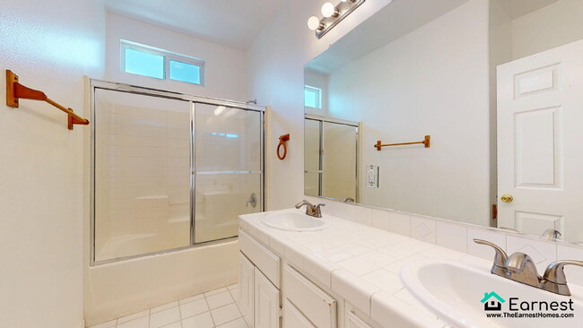 Building Photo - Bright & Stylish 4BR Townhouse with Privat...