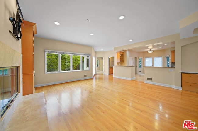 Building Photo - 248 S Swall Dr