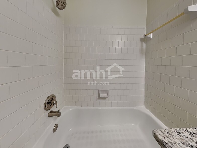 Building Photo - 582 Lullingstone Dr SE