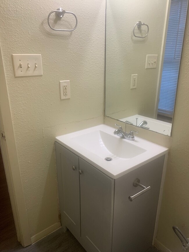 Building Photo - 8305 Garcreek Cir