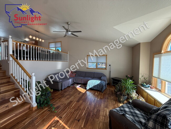 Building Photo - Spacious 5 Bed, 3 Bath Home with Triple Ga...