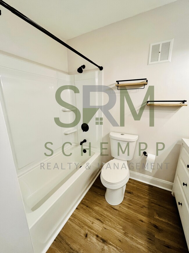 Building Photo - Remodeled one bedroom condo off Gardiner Lane with laundry and pool access!