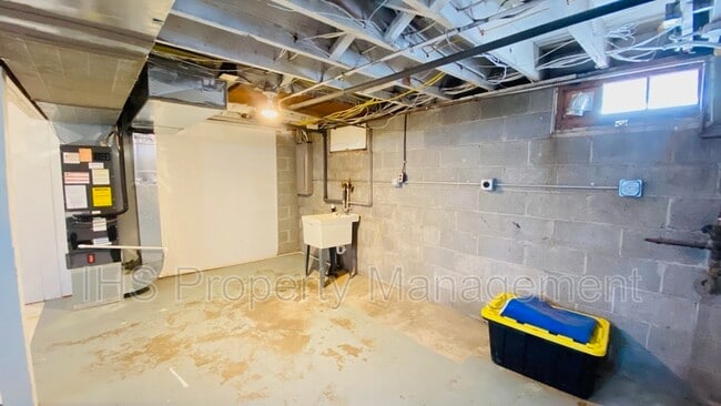 Building Photo - 502 Delafield Ave