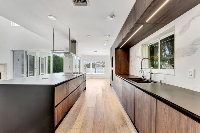 Building Photo - 1026 Seasage Dr