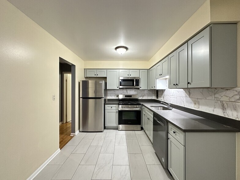 Building Photo - 630 Lincoln Ave