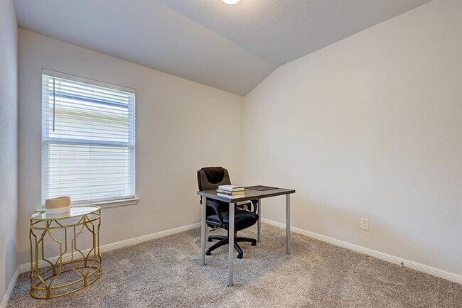 Building Photo - 206 Creek Hollow Dr