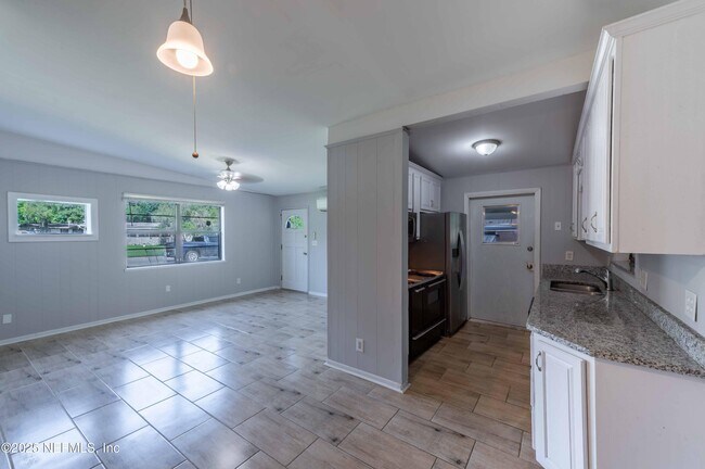 Building Photo - 777 La Marche Dr