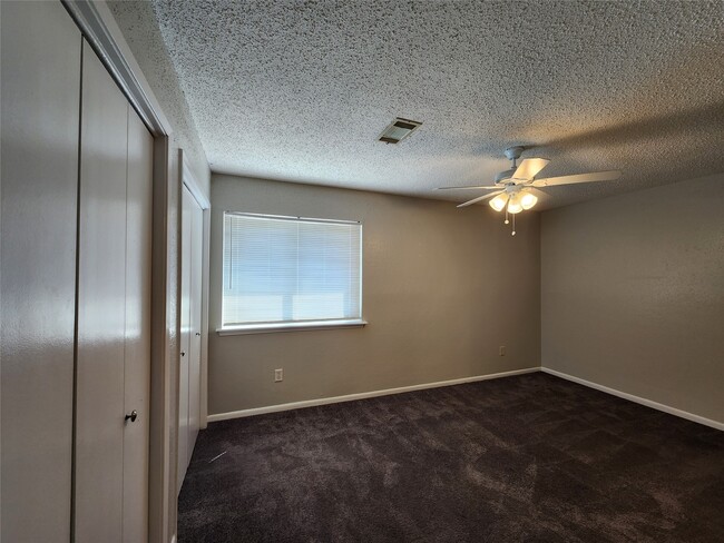 Building Photo - 17742 Kings Park Ln