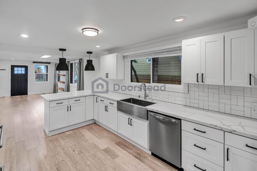 Building Photo - 924 24th Ave S