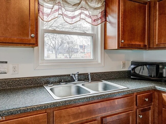 Building Photo - 2 Bed, 1 Bath - Home