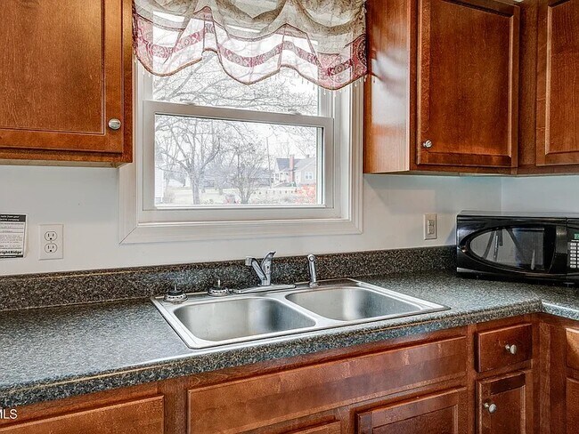 Building Photo - 2 Bed, 1 Bath, .77 Acres - House