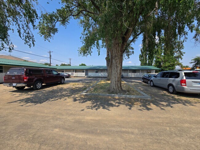 Building Photo - Fully Remolded 2 Bedroom Apartment Move-in READY! Move In Special Offering $550 Move In Credit!