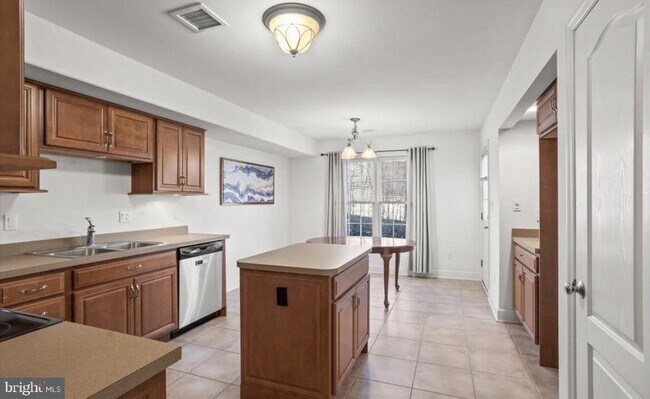 Building Photo - 10 Lenox Ct