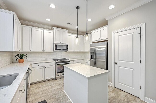 Building Photo - 4 Bedroom 3.5 Bath House in St. Johns Lake - Johns Island