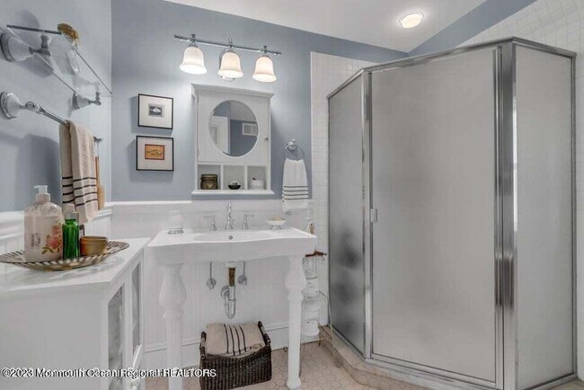 Building Photo - 80 Heck Ave