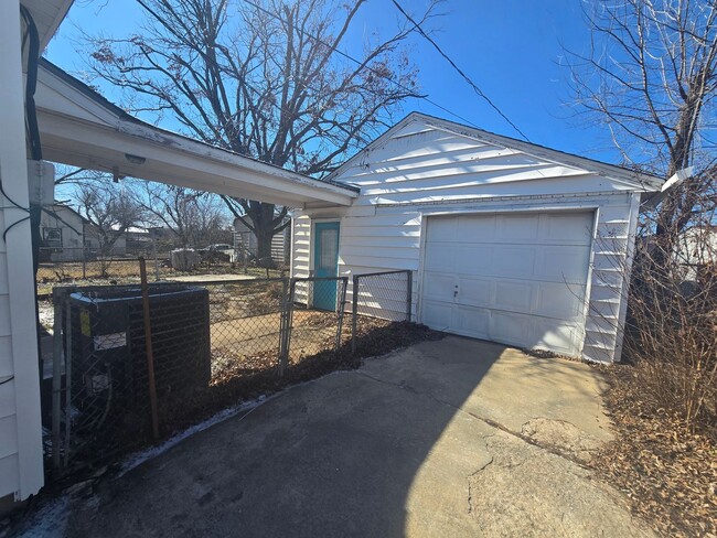 Building Photo - Cute 2 bedroom & 1 bath Home in Shawnee!