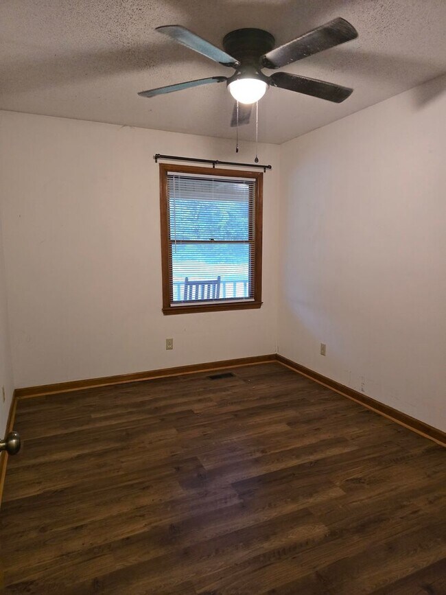 Building Photo - NEW LISTING!!!!!