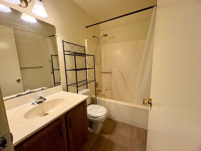 Building Photo - 3 Bedroom 1.5 Bathroom House Available in Dillsburg!