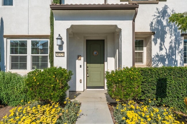 Building Photo - 30324 Town Square Dr