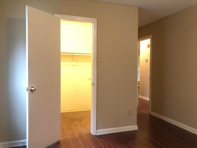 Building Photo - 6813 Maury Dr