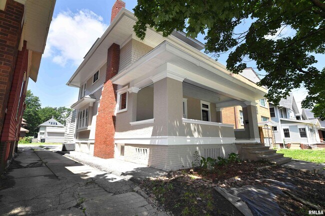 Building Photo - 1027 N University St
