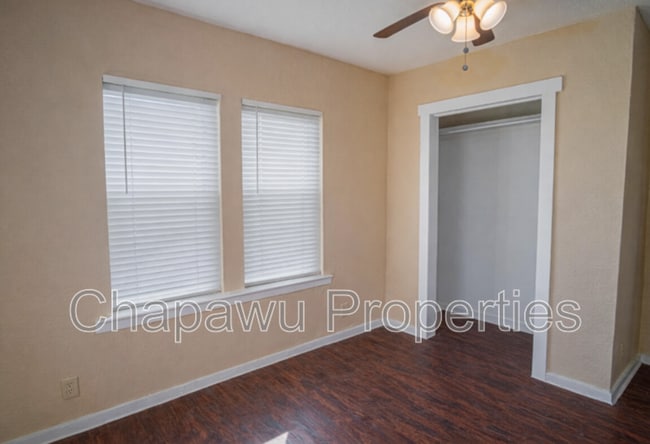 Building Photo - 819 Larry St